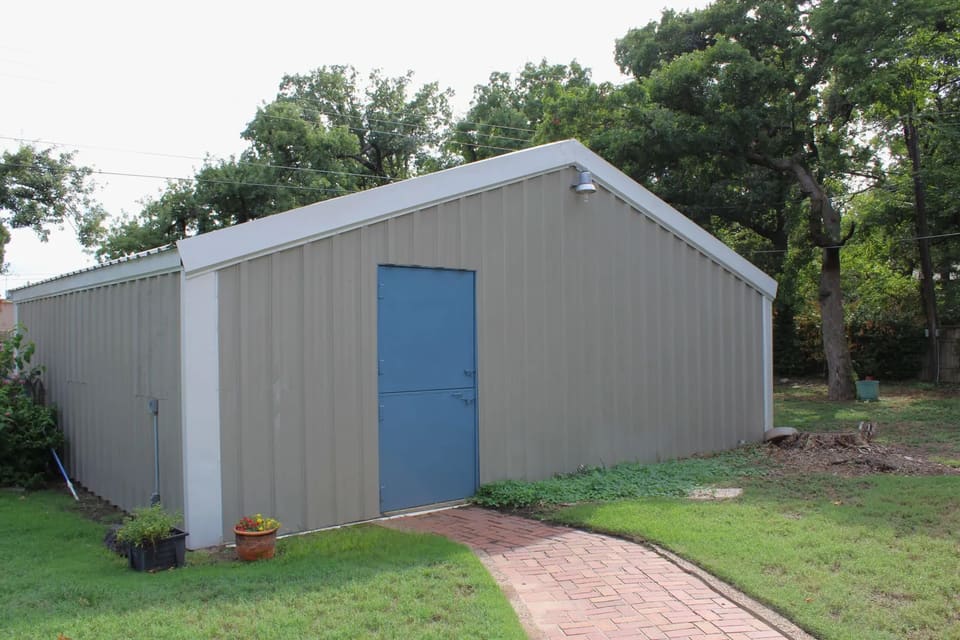 Metal outbuilding in Bethany, OK repainted with fresh trim